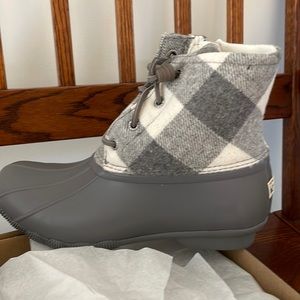 Women’s Sperry saltwater cozy gray plaid boots. Size 7M NEW IN BOX